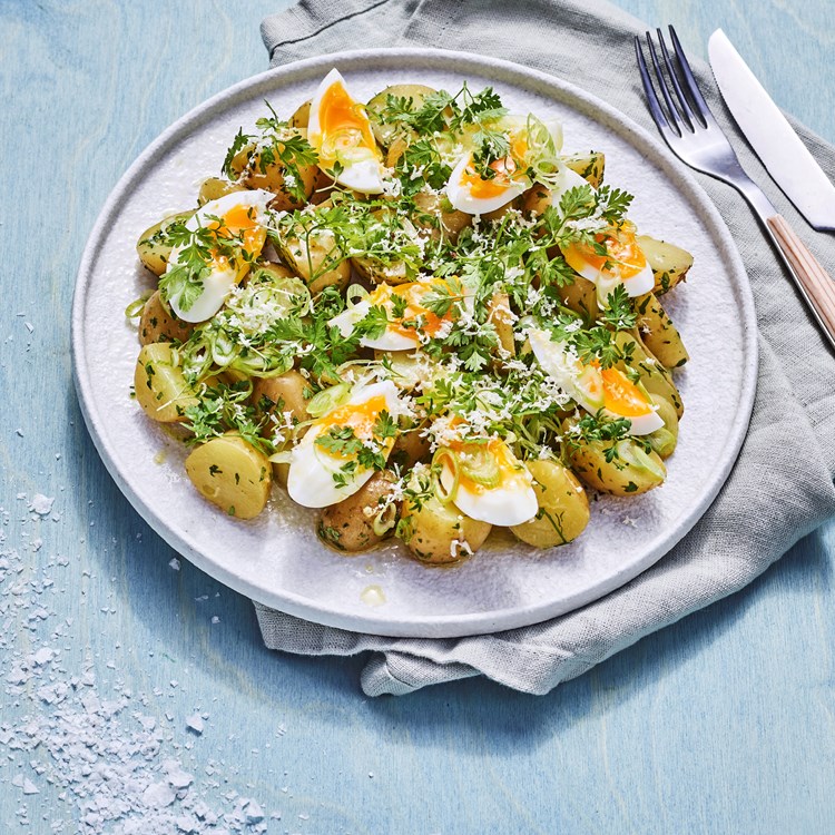 Nypotet-salat med vårløk og bløtkokt egg