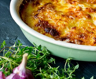 Potet- og sellerigrateng med hvitløk og parmesan
