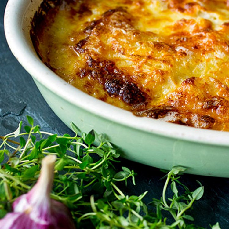 Potet- og sellerigrateng med hvitløk og parmesan