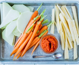 Rå grønnsaker med tomatpesto