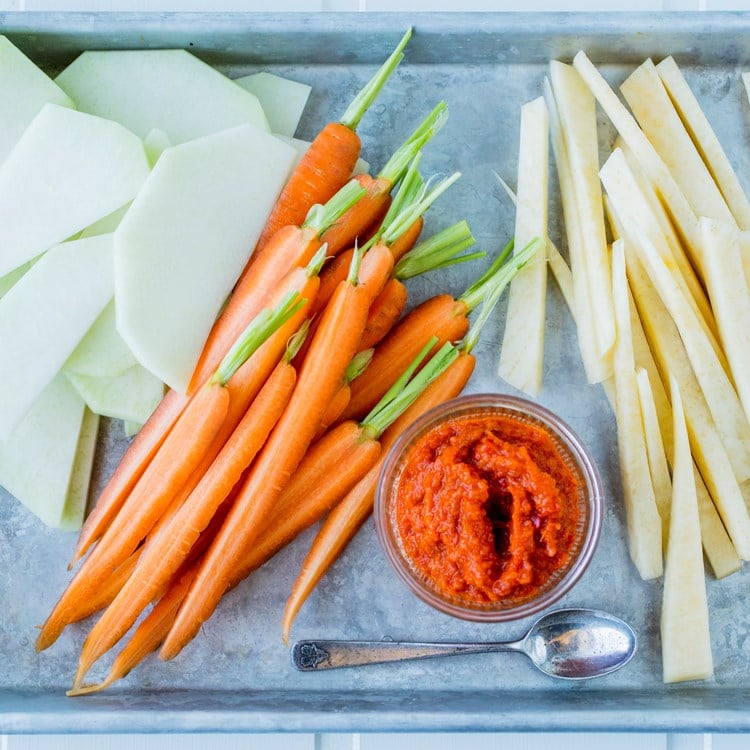 Rå grønnsaker med tomatpesto