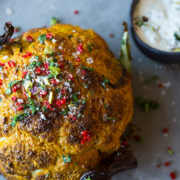 Ovnsbakt «spicy» blomkål med pistasjraita