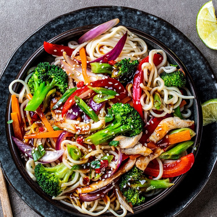 Spicy nudler med brokkoli og kylling