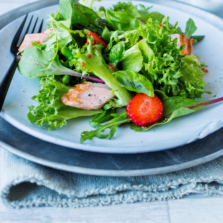 Salat med asparges, laks og jordbær