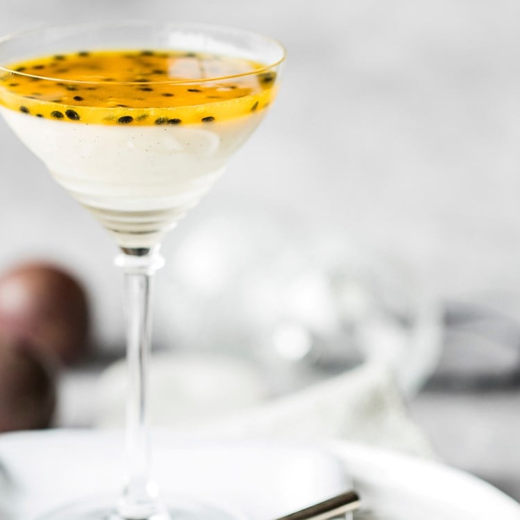 Panna cotta med pasjonsfrukt