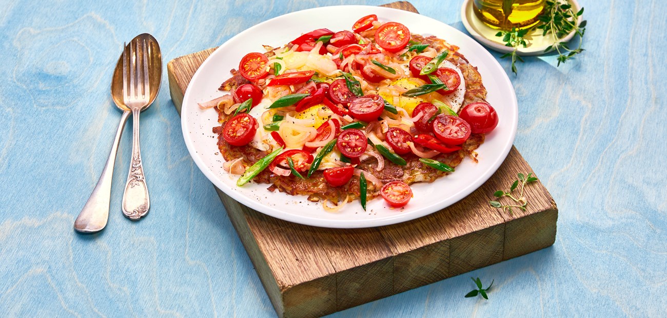 Frokostrøsti med stekte egg, småtomater og chili