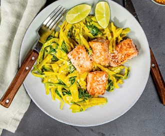 Kokosstekt laks og currykål med spinat