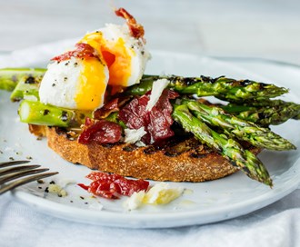 Aspargesbruschetta med egg og bacon