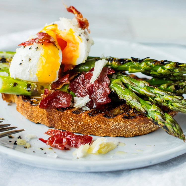 Aspargesbruschetta med egg og bacon