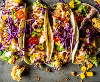 Tacos med stekt blomkål med kokos, guacamole og mango