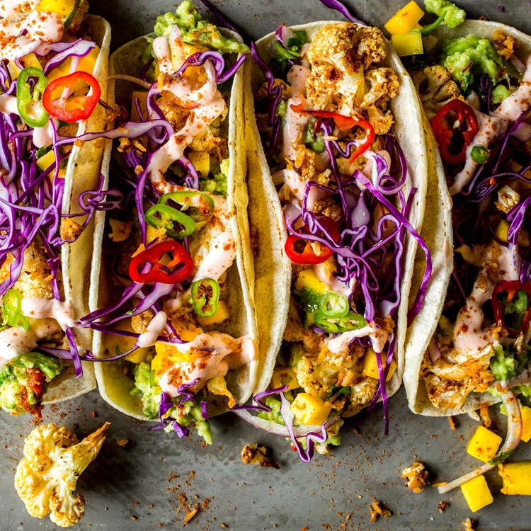 Tacos med stekt blomkål med kokos, guacamole og mango