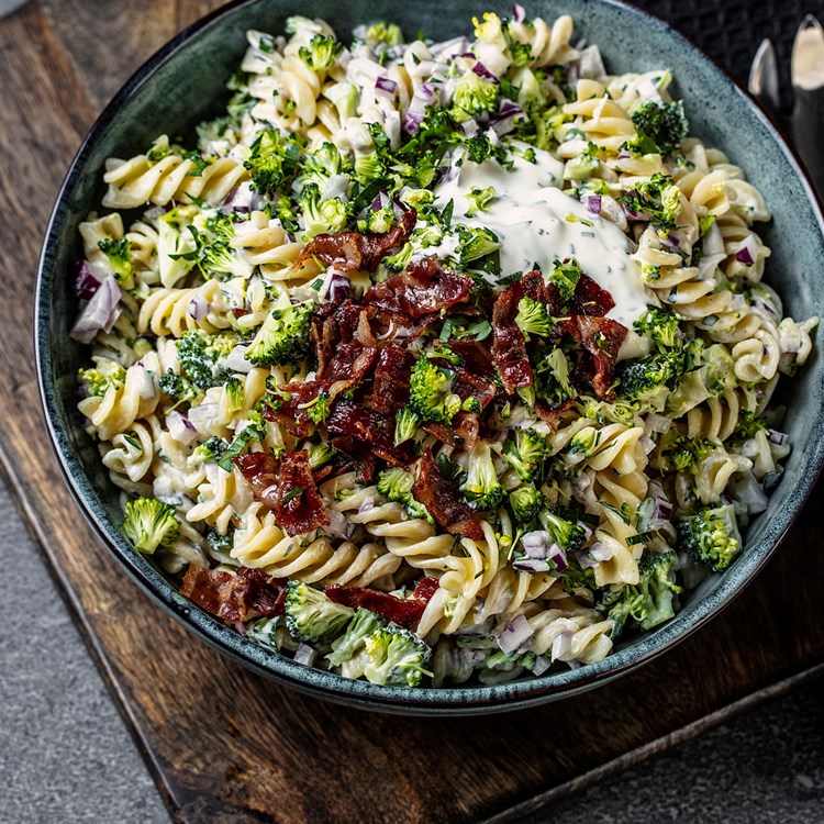 Kremet pastasalat med rå brokkoli, rødløk, eple og sprøstekt bacon