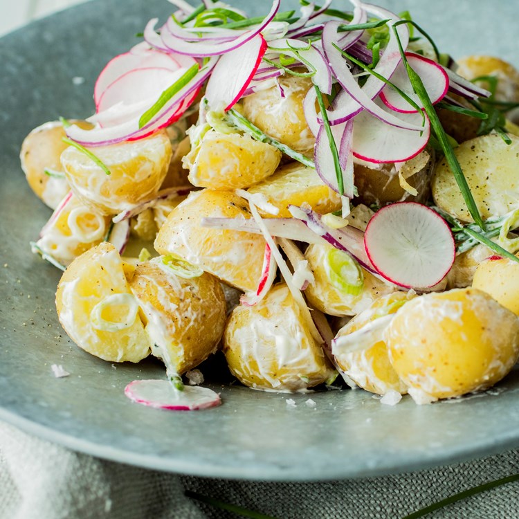 Lun og kremet nypotetsalat