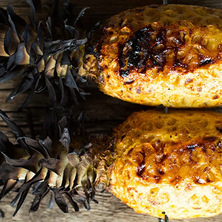Helgrillet ananas med kryddersukker