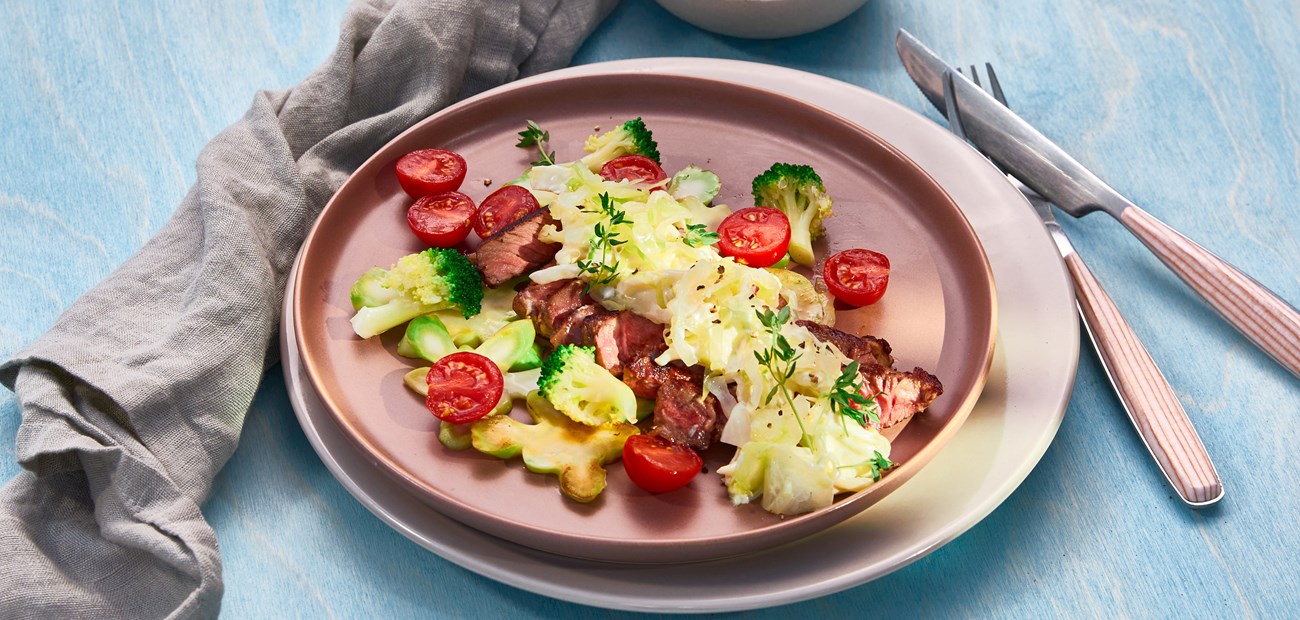 Kremet kål med entrecôte og brokkoli