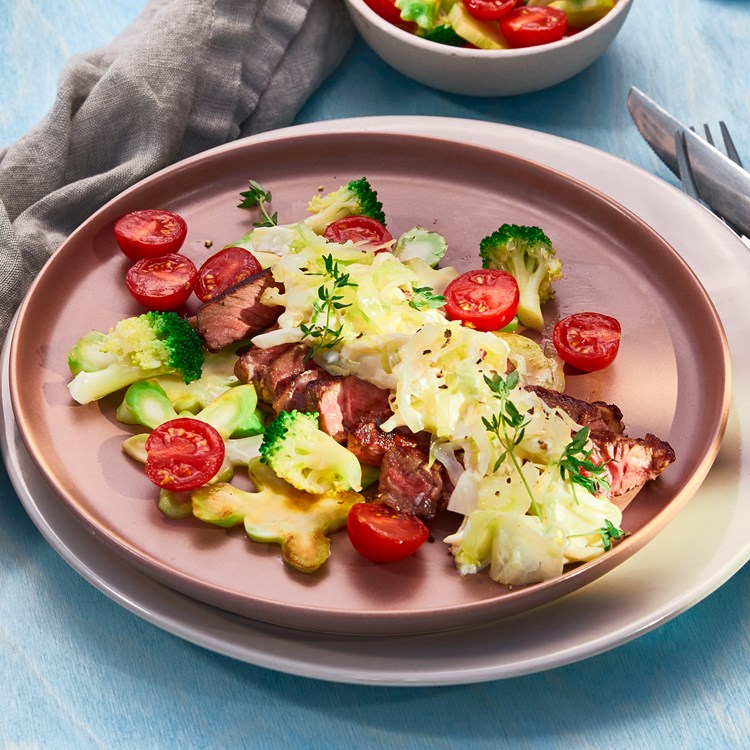 Kremet kål med entrecôte og brokkoli