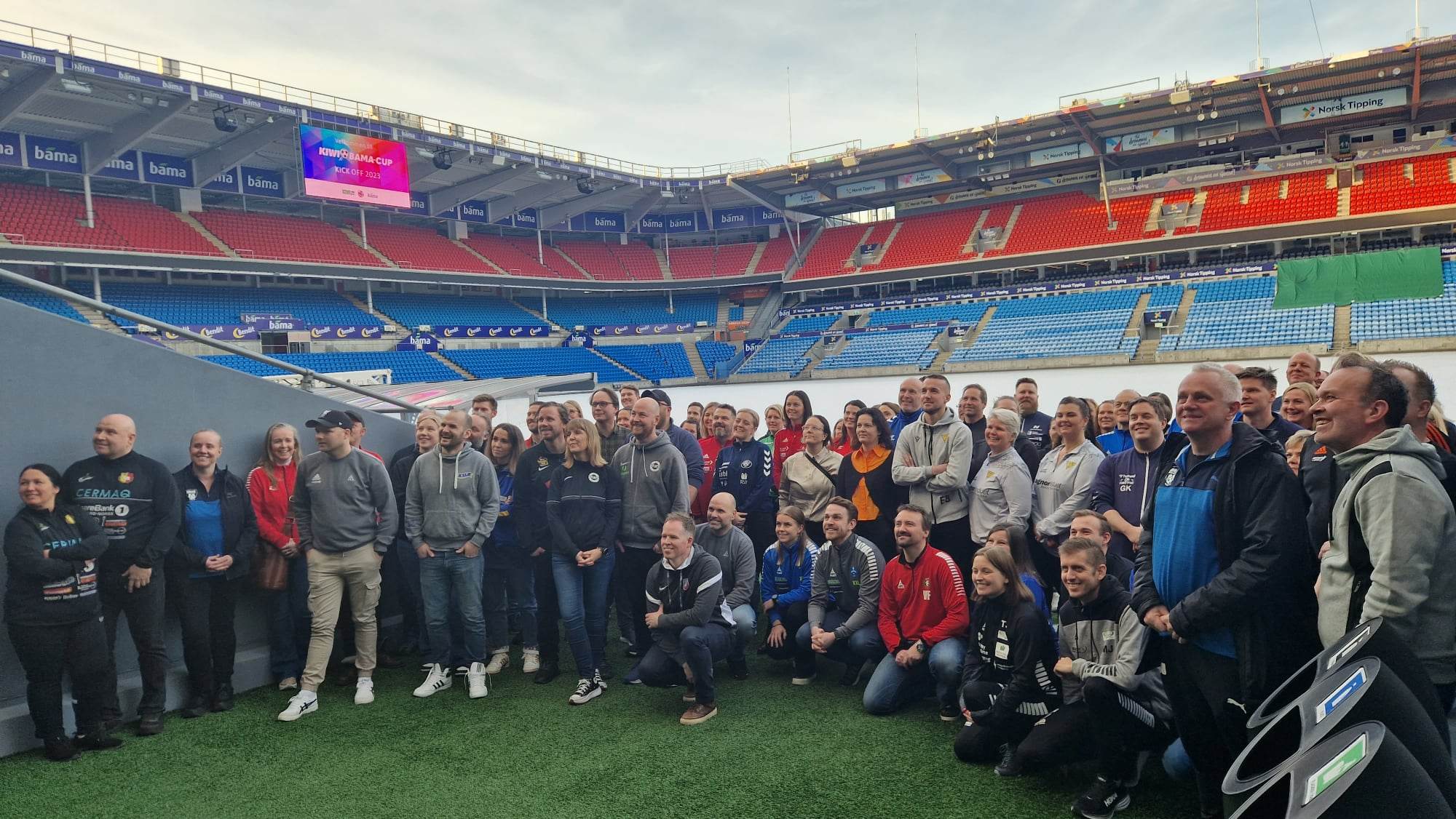 Fellesbilde med alle arrangørklubbene tatt på Ullevaal Stadion.