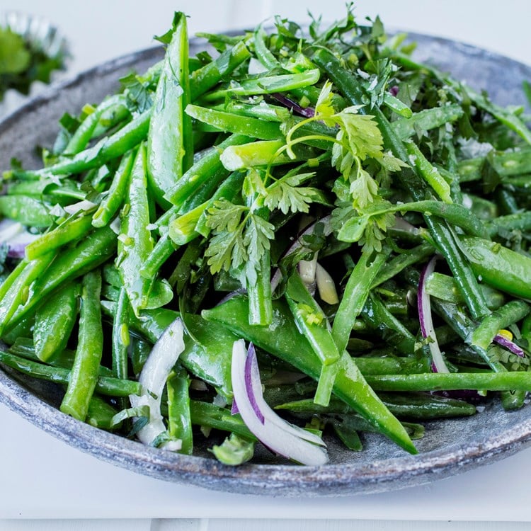 Aspargesbønner og sukkererter med sennepsdressing