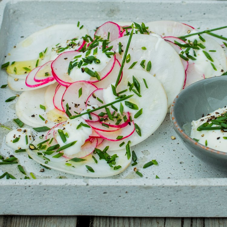 Nepe- og reddiksalat med yoghurtdressing