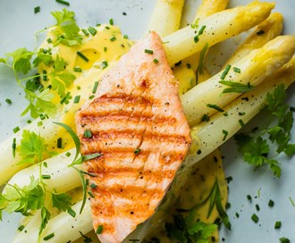 Glaserte hvite asparges med urte-hollandaise og grillet laks