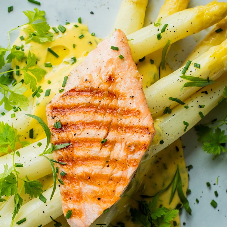 Glaserte hvite asparges med urte-hollandaise og grillet laks
