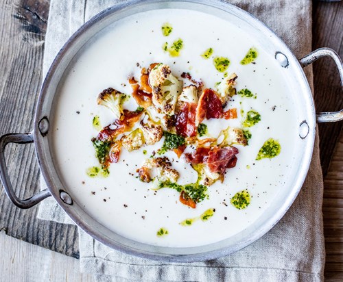 Blomkålsuppe med grønnkålpesto og bacon