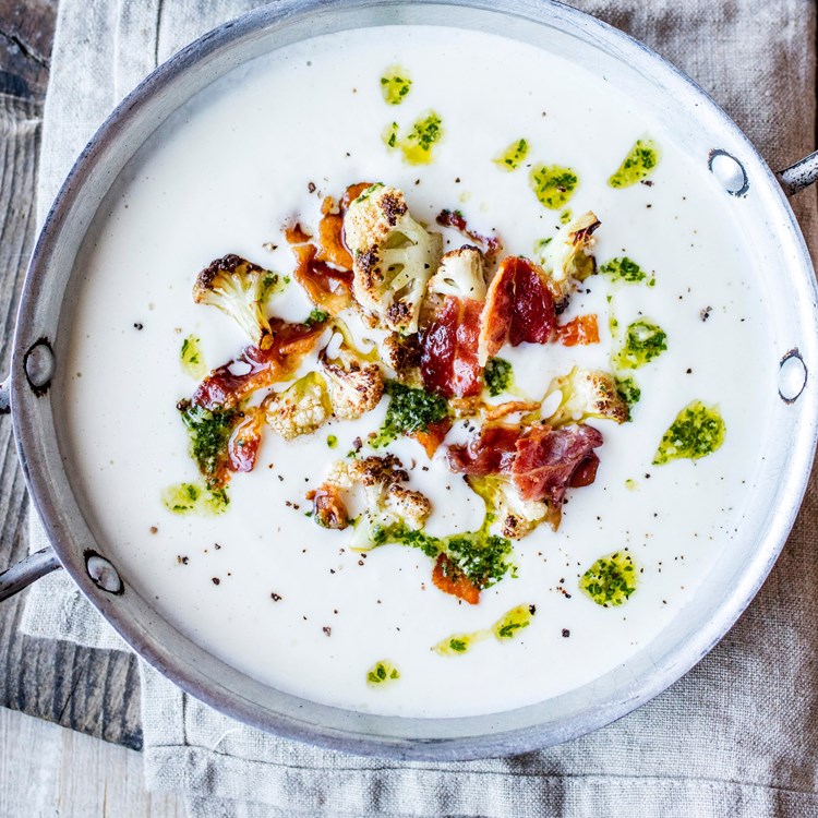 Blomkålsuppe med grønnkålpesto og bacon | Bama