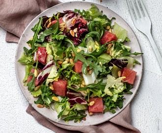 Kjapp salat med vannmelon og pinjekjerner
