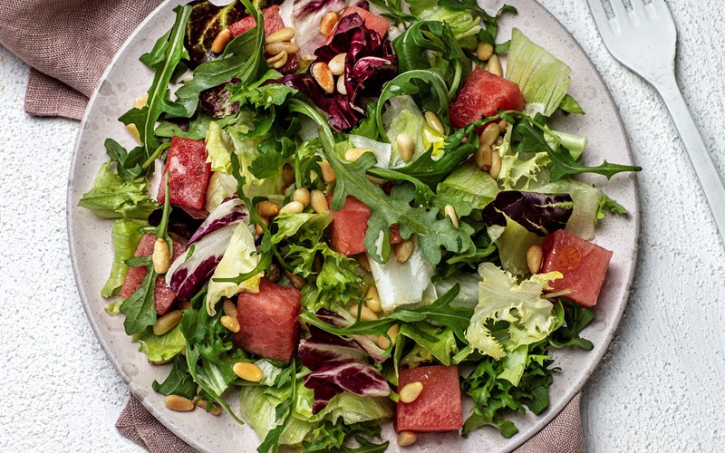 Kjapp salat med vannmelon og pinjekjerner