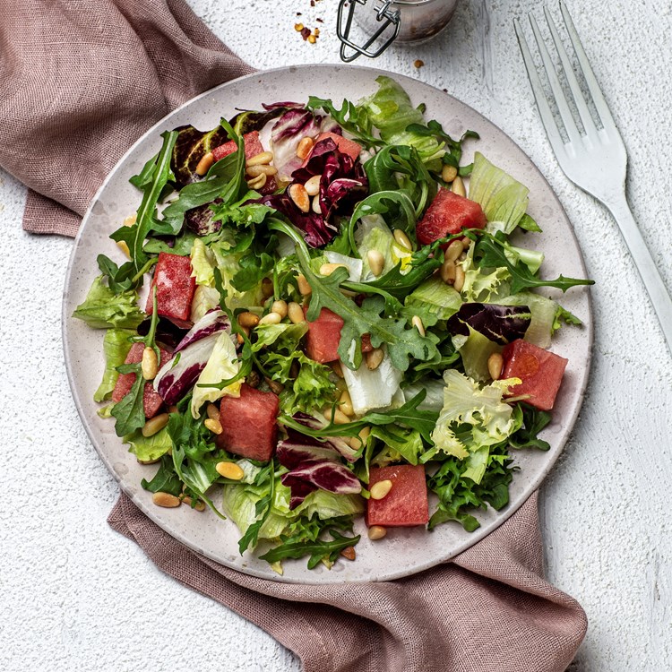 Kjapp salat med vannmelon og pinjekjerner