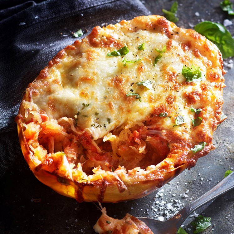Gratinert spagettigresskar med tomatsaus