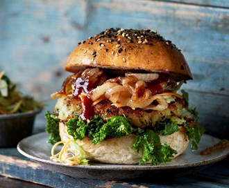 Potetburger med karamellisert løk og sommerkål-slaw