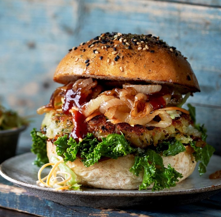 Potetburger med karamellisert løk og sommerkål-slaw