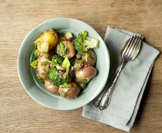 Varm potetsalat med brokkoli og aspargesbønner