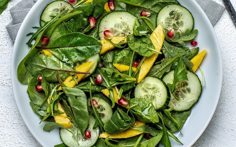 Frisk babyleaf-salat med agurk, mango og granateple