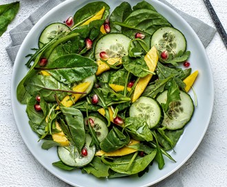 Frisk babyleaf-salat med agurk, mango og granateple
