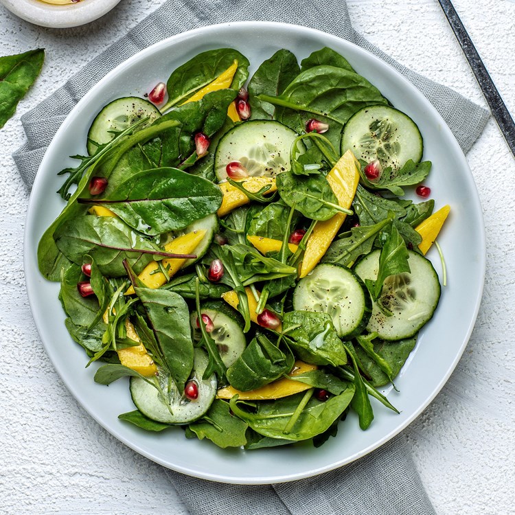 Frisk babyleaf-salat med agurk, mango og granateple