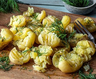 Knuste små poteter med sitron, olivenolje og urter
