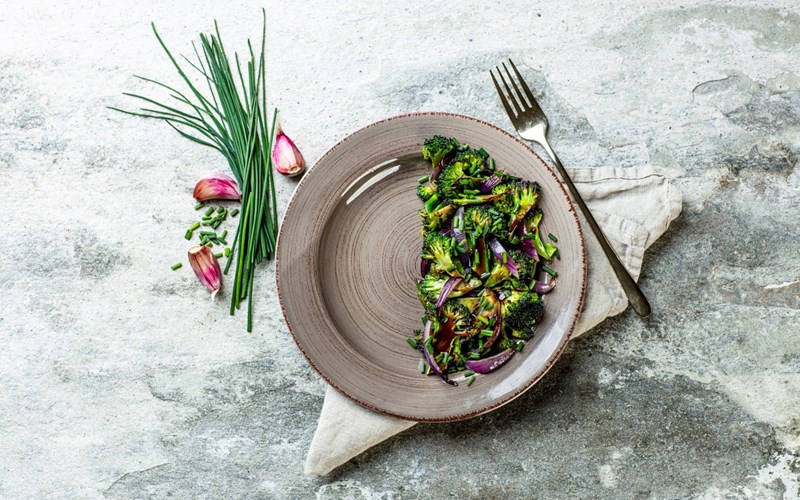 Lynstekt brokkoli med hvitløk og østerssaus