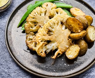 Blomkålbiff med småpoteter, sukkererter og bearnaise