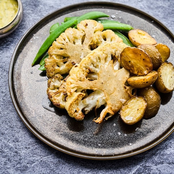 Blomkålbiff med småpoteter, sukkererter og bearnaise