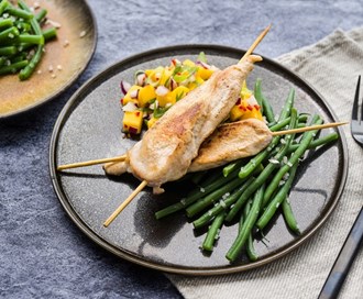 Kyllingspyd med aspargesbønner og mangosalsa