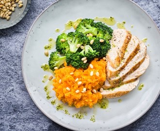 Søtpotetmos med brokkoli og kyllingfilet