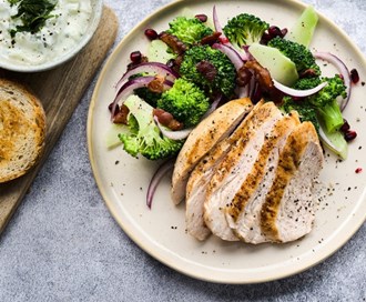 Brokkolisalat med kyllingbryst, landbrød og tzatziki