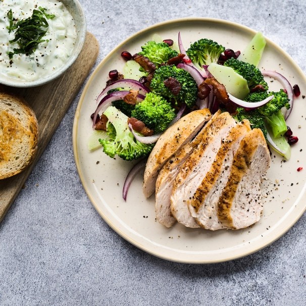 Brokkolisalat med kyllingbryst, landbrød og tzatziki
