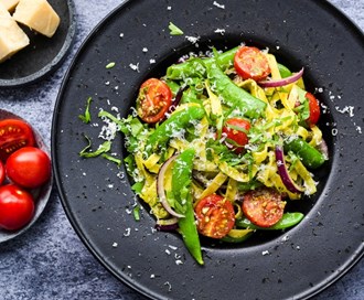 Pasta med sukkererter, tomater og pesto
