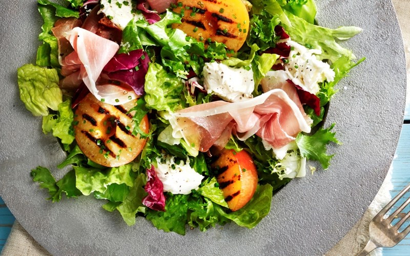 Slik lager du en perfekt lunsjsalat