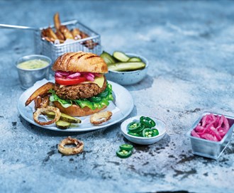 BBQ-burger med stekte poteter