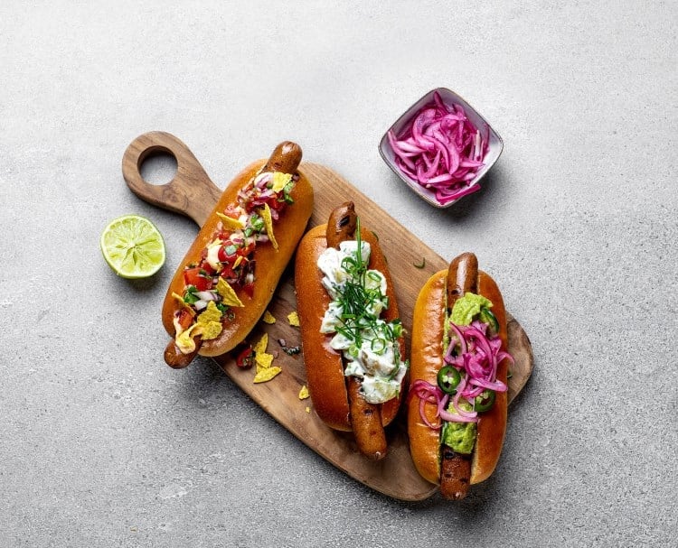 Grillet pølse med guacamole og limemarinert rødløk