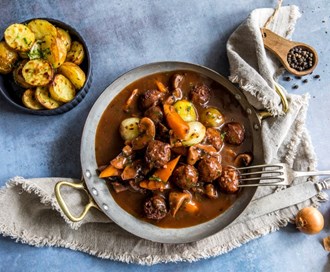 Vegetarboller i bourguignon-saus